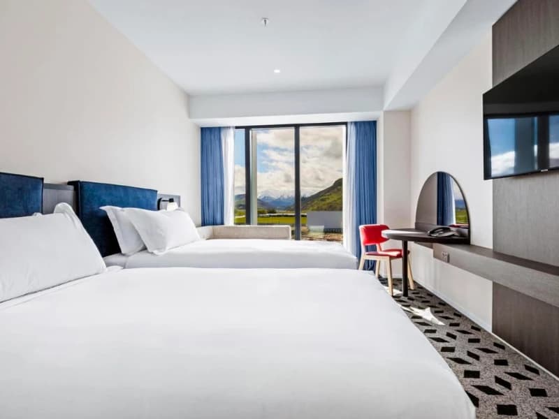Holiday inn remarkables 16