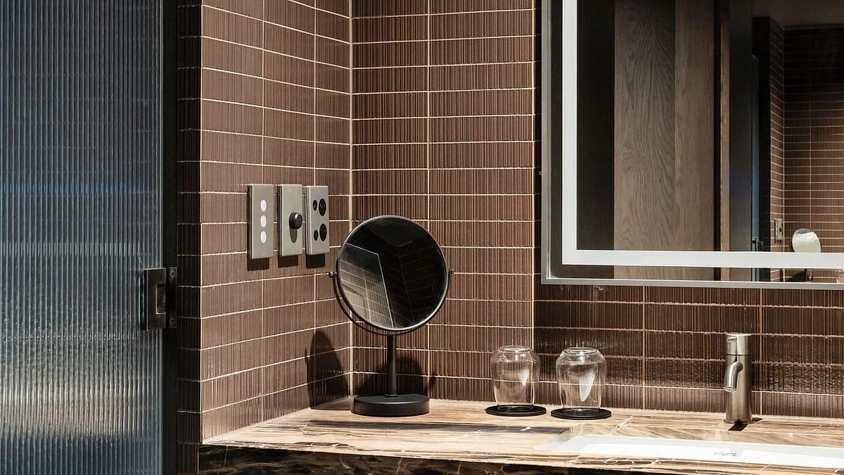 Guest bathroom 1